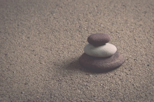 Zen ondas de areia jardim e esculturas de rocha - retro, vintage — Fotografia de Stock