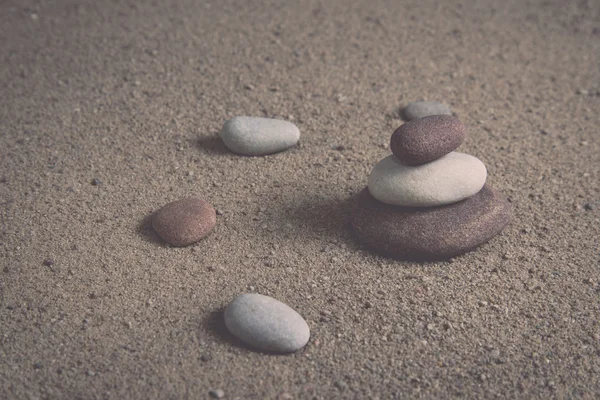 Zen giardino onde di sabbia e sculture di roccia - retro, vintage — Foto Stock