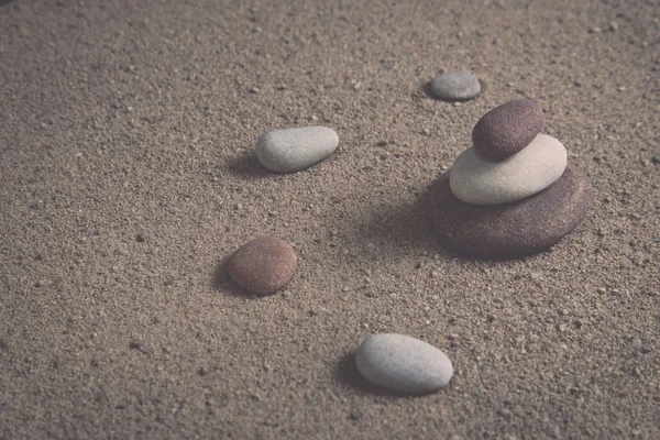 Zen jardín olas de arena y esculturas de roca - retro, vintage — Foto de Stock