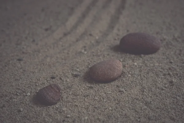 禅庭の砂の波と岩の彫刻 - レトロ、ヴィンテージ — ストック写真
