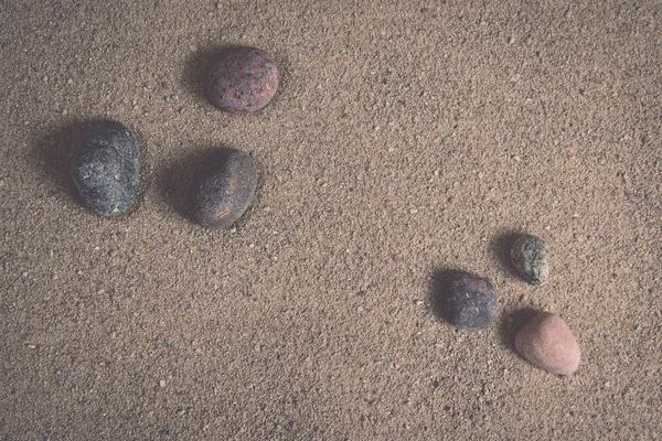 Zen jardín olas de arena y esculturas de roca - retro, vintage —  Fotos de Stock