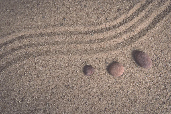 Jardin zen vagues de sable et sculptures rupestres - rétro, vintage — Photo