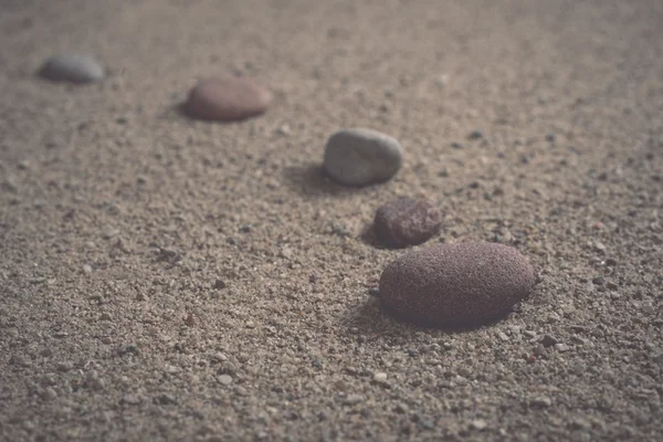 Jardin zen vagues de sable et sculptures rupestres - rétro, vintage — Photo