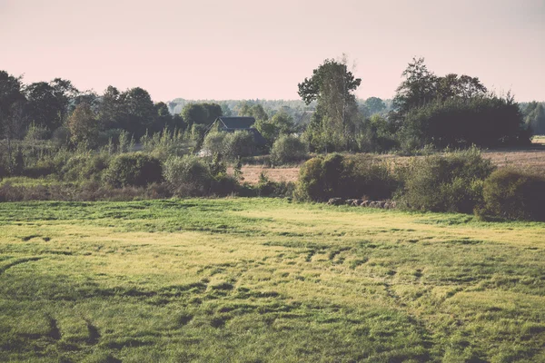 Paisagem rural com campos e céu azul - retro, vintage — Fotografia de Stock