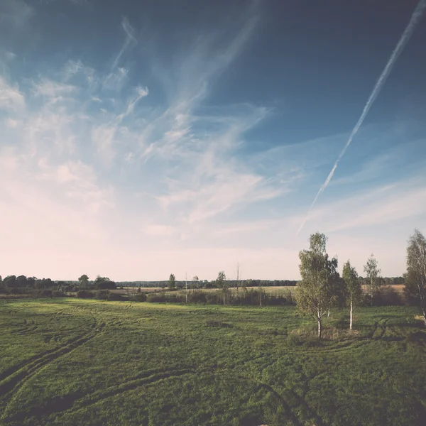 Land landschap met velden en blauwe lucht - retro, vintage — Stockfoto