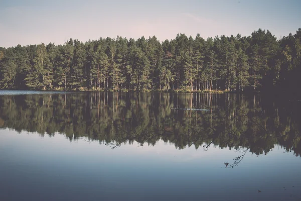 Reflektion av moln i sjön med boardwalk - retro, vintage — Stockfoto