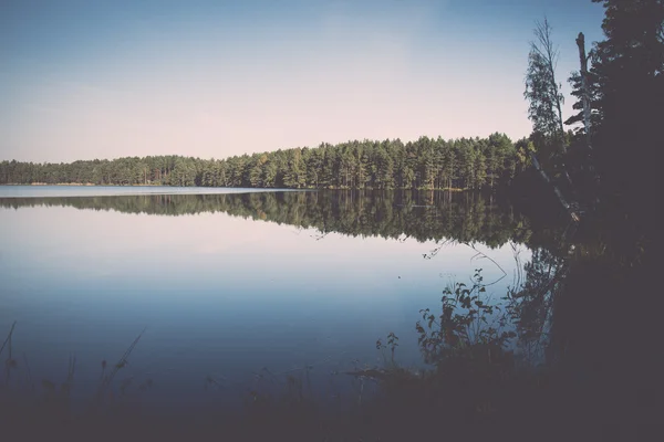 Reflektion av moln i sjön med boardwalk - retro, vintage — Stockfoto