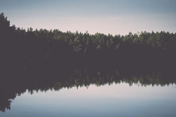 Reflektion av moln i sjön med boardwalk - retro, vintage — Stockfoto