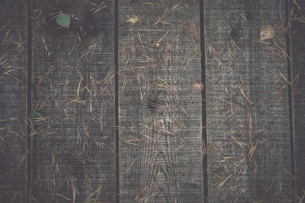 Vecchie tavole di legno ricoperte di foglie retrò, vintage — Foto Stock