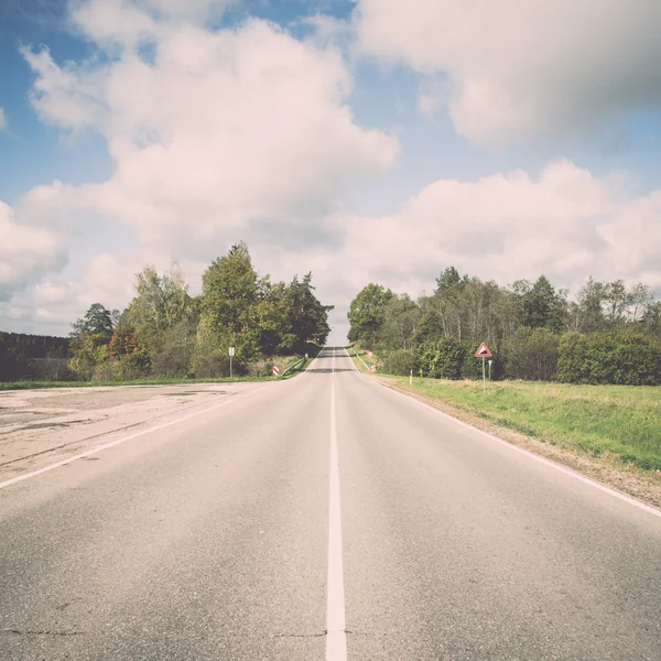 Strada di campagna vuota retrò, vintage — Foto Stock