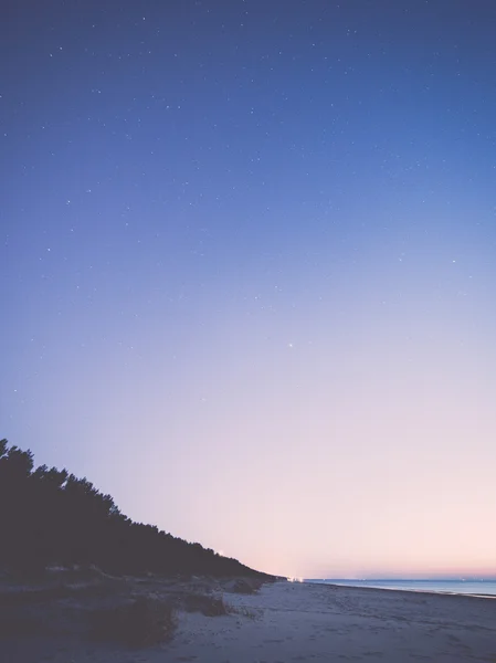 Céu noturno com estrelas na praia. Vista espacial. - retro, vintage — Fotografia de Stock