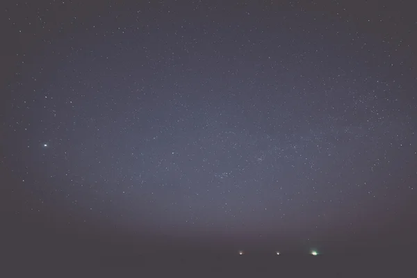 Cielo nocturno con estrellas en la playa. vista del espacio. - retro, vintage — Foto de Stock