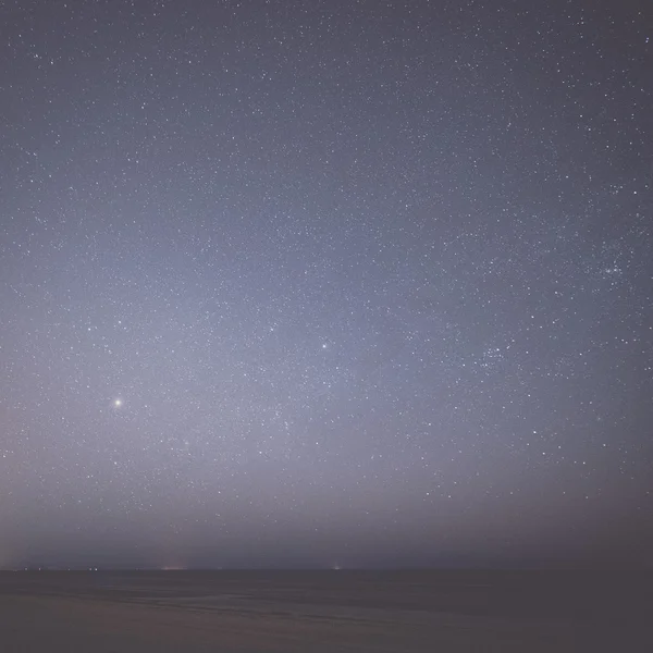 Éjszakai égbolton csillagok a strandon. Nézd meg helyet. -retro, vintage — Stock Fotó