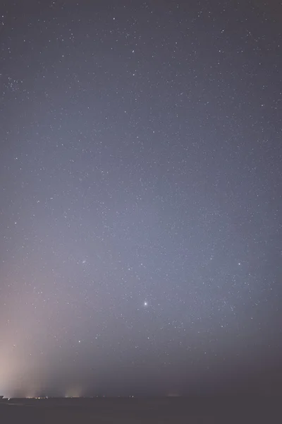 Cielo nocturno con estrellas en la playa. vista del espacio. - retro, vintage —  Fotos de Stock