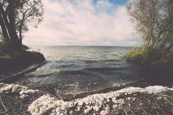 Lago de otoño con reflejos de árboles - retro, vintage —  Fotos de Stock