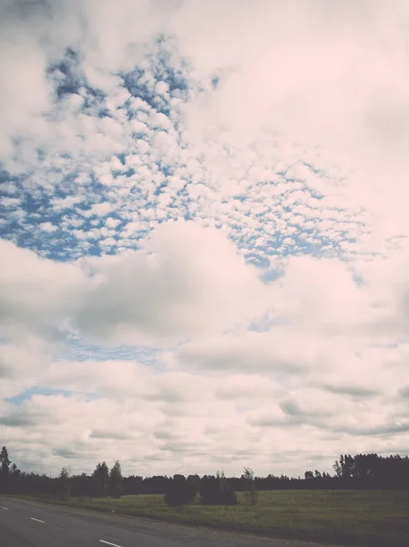 Paysage sous le ciel du matin avec nuages - rétro, vintage — Photo