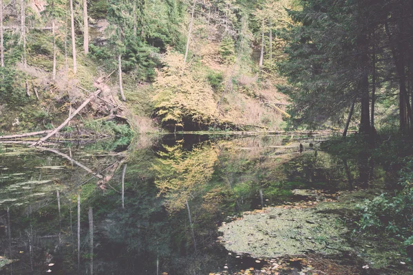 Oude rivier bank met reflecties in water - retro, vintage — Stockfoto