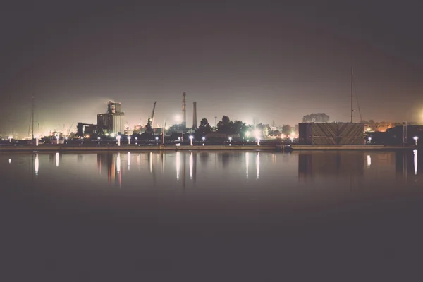 Yaz gece şehir ışık yansımaları üzerine su - retro, vintage — Stok fotoğraf