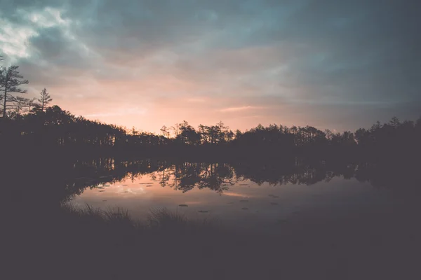 Reflektioner i sjön vatten - retro, vintage — Stockfoto