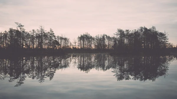 Reflexões na água do lago - retro, vintage — Fotografia de Stock
