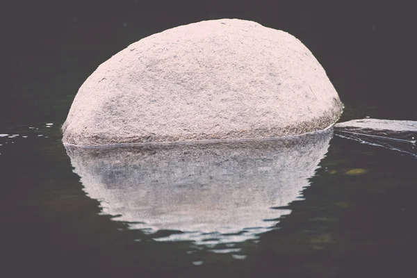 Reflection skały na wodzie - retro, vintage — Zdjęcie stockowe