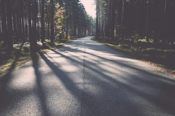 Το πρωί της Κυριακής δοκάρια πάνω από φθινόπωρο δρόμο - ρετρό, vintage — Φωτογραφία Αρχείου