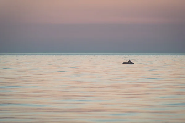 Petit bateau dans la mer au lever du soleil - rétro, vintage — Photo