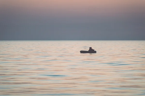 Pequeno barco no mar ao nascer do sol - retro, vintage — Fotografia de Stock