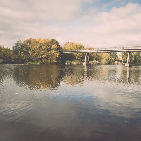 Malerischer herbstlicher Fluss im Land - retro, vintage — Stockfoto