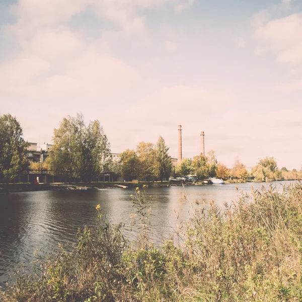 Malerischer herbstlicher Fluss im Land - retro, vintage — Stockfoto