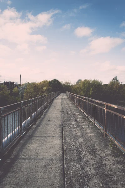 Viejo puente con rieles metálicos oxidados - retro, vintage —  Fotos de Stock