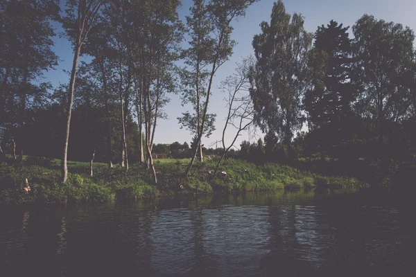 Pintoresca vista al río - retro, vintage —  Fotos de Stock