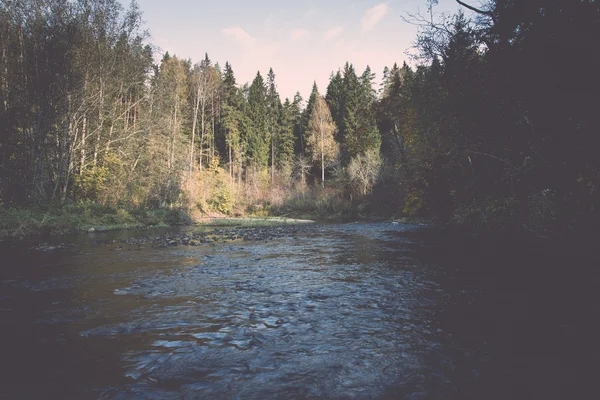 Horská řeka s kamením a pískovce - retro a vintage — Stock fotografie