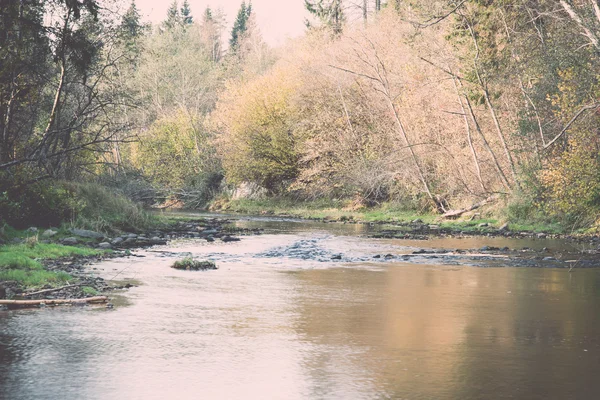 Rivière de montagne avec rochers et grès - rétro, vintage — Photo