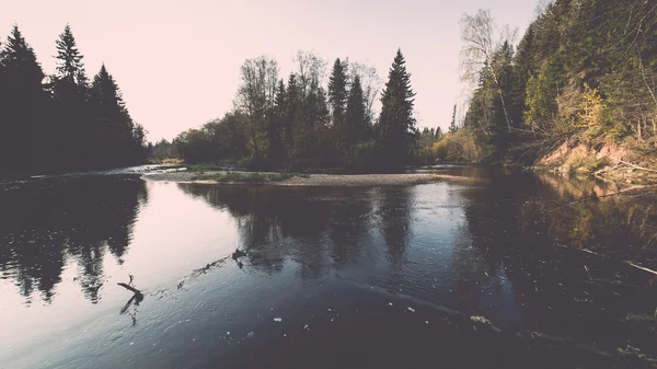 Rivière de montagne avec rochers et grès - rétro, vintage — Photo