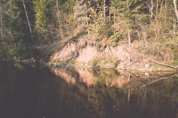 Horská řeka s kamením a pískovce - retro a vintage — Stock fotografie