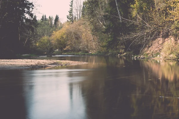 Río de montaña con rocas y areniscas - retro, vintage — Foto de Stock