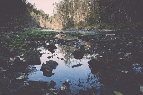 Berg rivier met rotsen en zandsteen - retro, vintage — Stockfoto