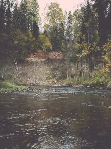 Mountain floden med stenar och sandstenar - retro, vintage — Stockfoto