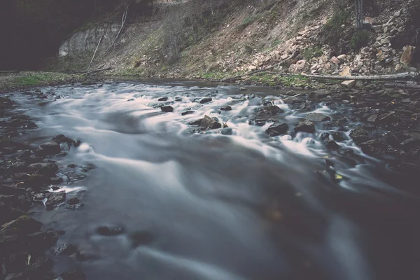 Гірська річка зі скелями та пісковиками ретро, вінтаж — стокове фото