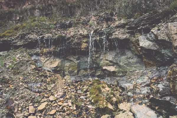 Falaises de grès avec source d'eau - rétro, vintage — Photo