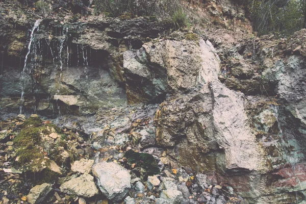 Kumtaşı kayalıklarla su ile kaynak - retro, vintage — Stok fotoğraf