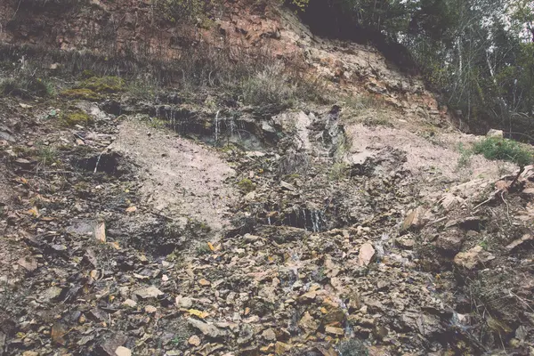 Zandstenen rotsen met water bron - retro, vintage — Stockfoto