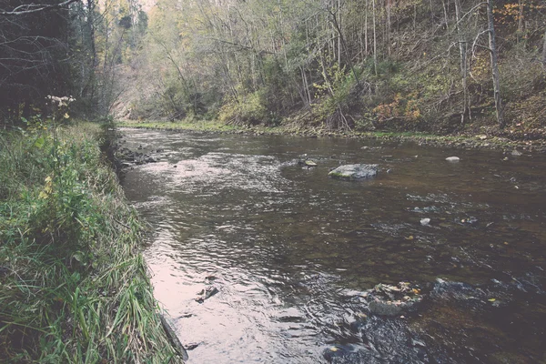 Rivière de montagne avec rochers et grès - rétro, vintage — Photo