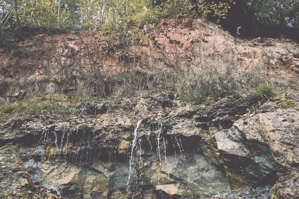 Falésias de arenito com fonte de água - retro, vintage — Fotografia de Stock