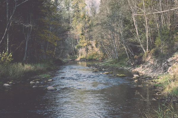 Rivière de montagne avec rochers et grès - rétro, vintage — Photo