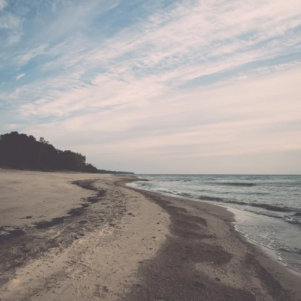 Linea costiera della spiaggia del Mar Baltico con rocce e dune di sabbia - retrò , — Foto Stock