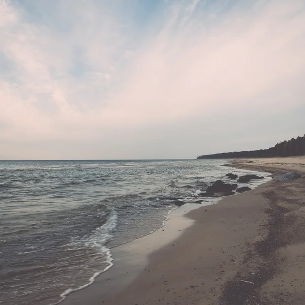 Shoreline of Baltic sea beach with rocks and sand dunes - retro, — Stock Photo, Image