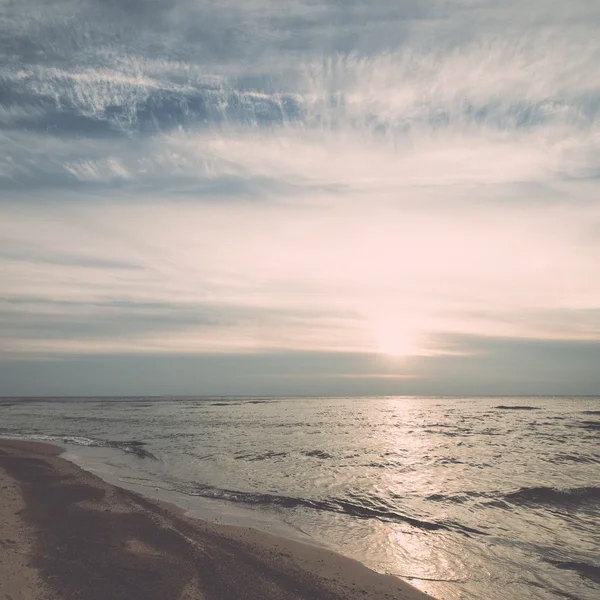 Linea costiera della spiaggia del Mar Baltico con rocce e dune di sabbia - retrò , — Foto Stock