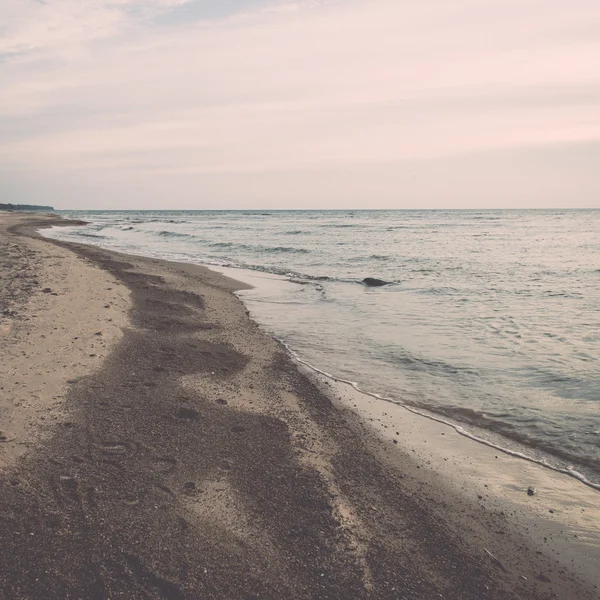 Orilla de la playa del mar Báltico con rocas y dunas de arena - retro , — Foto de Stock